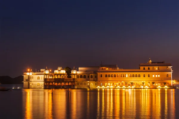 Palast am See Pichola — Stockfoto