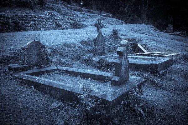 Cimitero di Halloween nella nebbia — Foto Stock