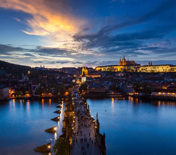 Natt utsikt över Pragborgen och charles överbryggar över floden vltava — Stockfoto