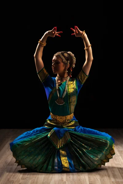 Nádherná holka tanečník indického klasického tance bharatanatyam — Stock fotografie