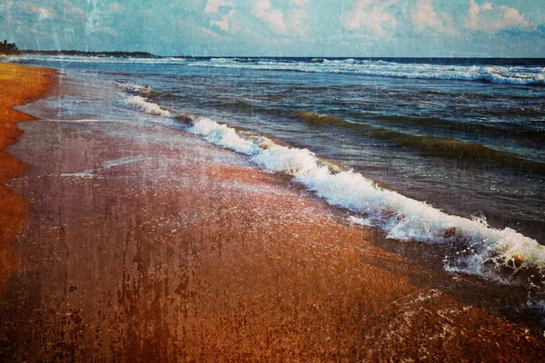 Golvende golven op zand — Stockfoto
