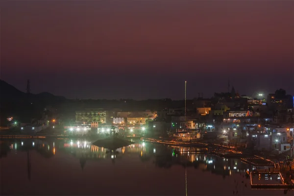 Lago Puskhar sagrado (Sagar) e ghats da cidade Pushkar — Fotografia de Stock