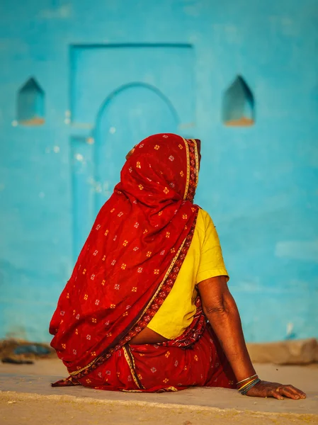 Unbekannte indische Landfrau in traditionellem Sari — Stockfoto