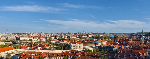 Panoramisch uitzicht op Praag vanaf de Praagse Burcht — Stockfoto