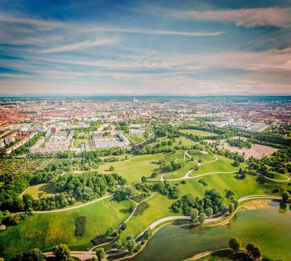 オリンピック公園の空中ビュー。ドイツのバイエルン州ミュンヘン — ストック写真