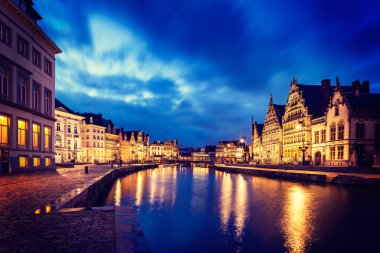 Ghent sokakları akşam Kanal, graslei ve Korenlei'ye. Gent,