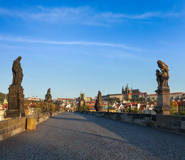 Charles Köprüsü ve Prag sabah castle — Stok fotoğraf