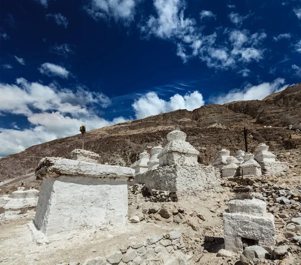 Chortens (Tibetan Buddhism stupas) in Himalayas — Stock Photo, Image