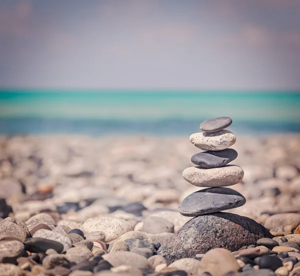 Zen ausbalancierte Steine stapeln — Stockfoto