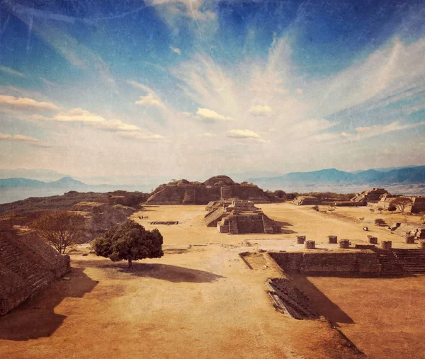 Oude ruïnes op plateau monte alban in mexico — Stockfoto