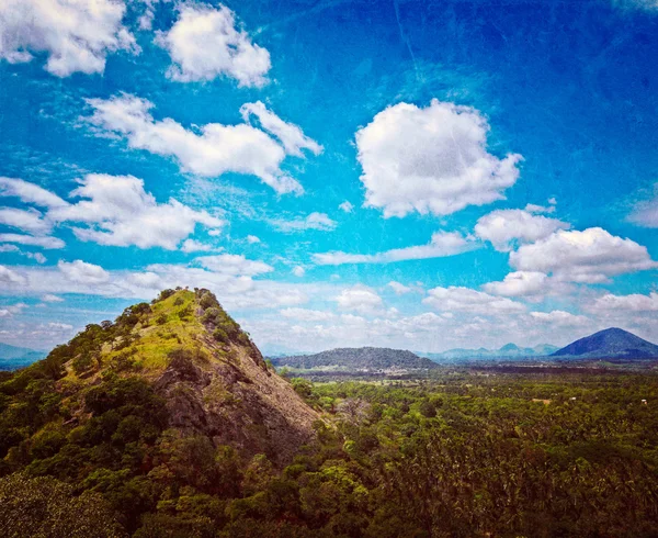 Cielo sopra piccole montagne — Foto Stock