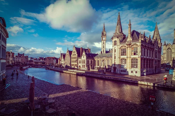 Gent kanalen och graslei gatan. Ghent, Belgien — Stockfoto