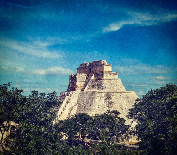 Mayská pyramida (pyramida kouzelníka, adivino) v uxmal, Mexiko — Stock fotografie