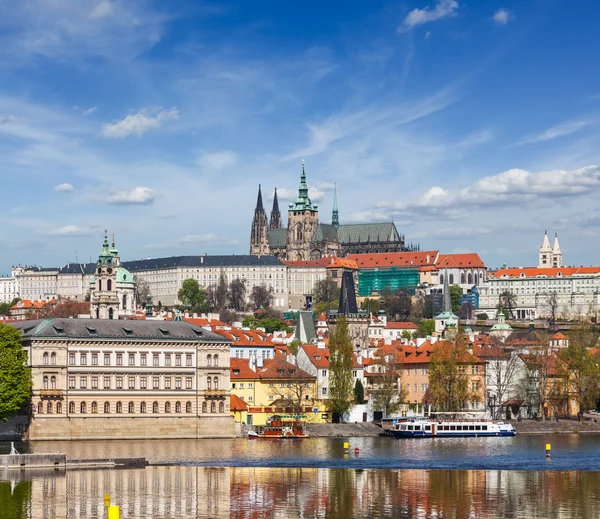 Widok charles most nad Wełtawą i gradchany, Praga — Zdjęcie stockowe