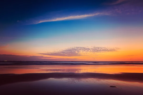 Zonsondergang op baga strand. Goa — Stockfoto