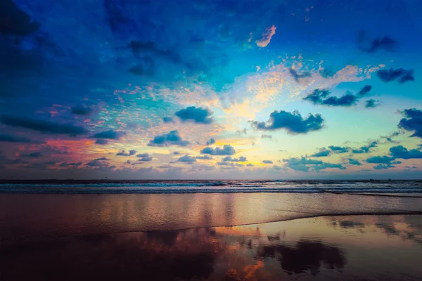Puesta de sol en la playa de Baga. Goa. — Foto de Stock