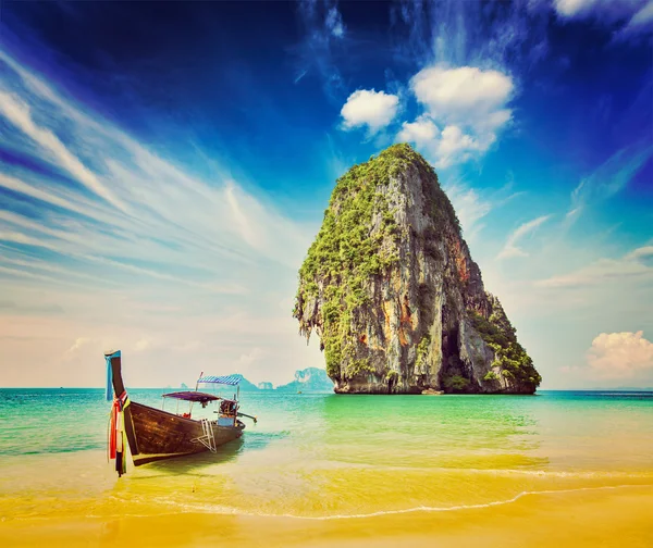 Barco de cola larga en la playa, Tailandia — Foto de Stock