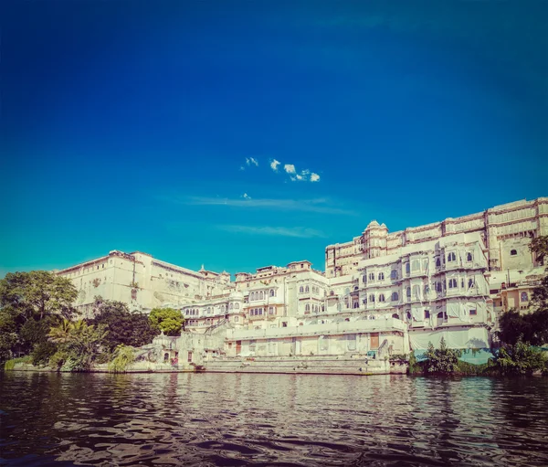 City Palace view from the lake. Udaipur, Rajasthan, India — Stock Photo, Image