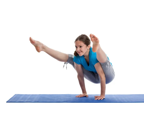 Yoga - jovem mulher bonita fazendo ioga asana excerise — Fotografia de Stock