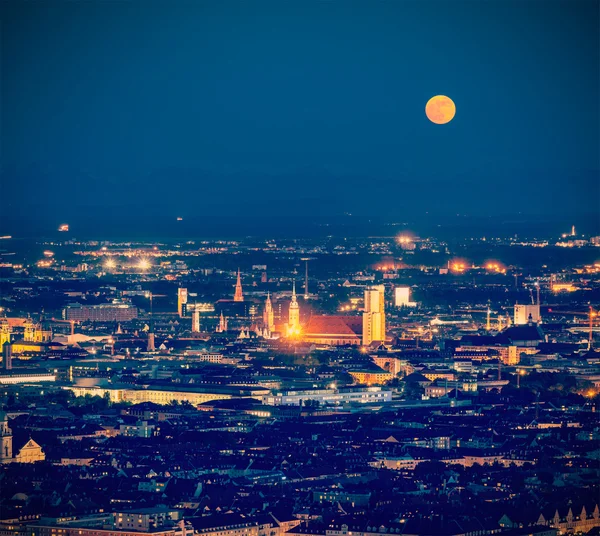 Münih, Almanya gece havadan görünümü — Stok fotoğraf
