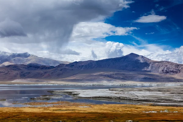 Himalayan lake Tso Kar in Himalayas, Ladakh, India — Stock Photo, Image