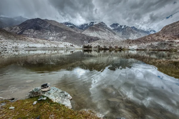 Lago de montaña Lohan Tso en el Himalaya —  Fotos de Stock