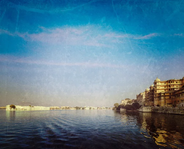 Городской дворец, озерный дворец и озеро Пичола. Удайпур, Индия — стоковое фото