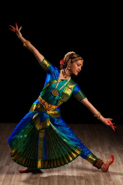 Güzel kız dansçı, Hint klasik dans bharatanatyam — Stok fotoğraf