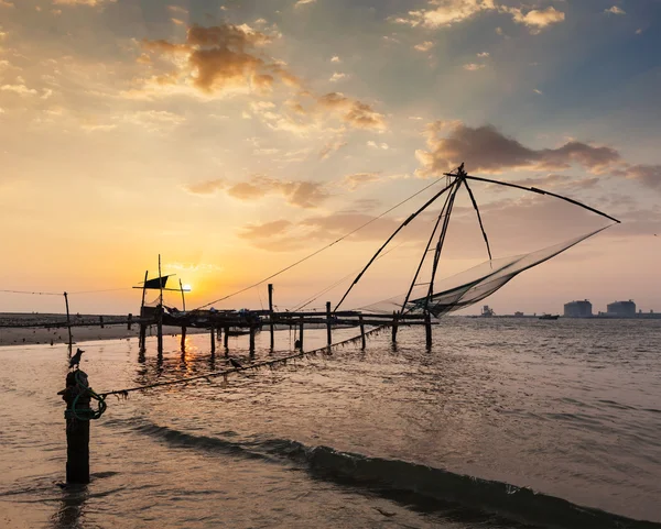 Reti a rete cinesi al tramonto. Kochi, Kerala, India — Foto Stock