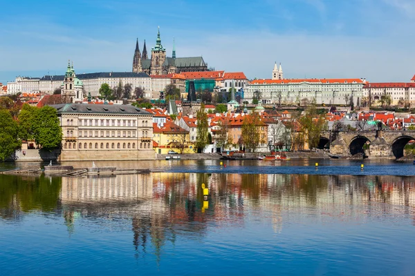 Beskåda av CHARLESEN överbryggar över floden vltava och gradchany, Prag — Stockfoto