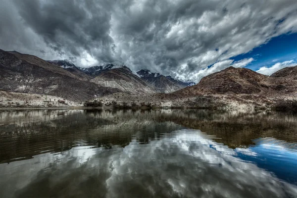 Lago da montanha Lohan Tso no Himalaia — Fotografia de Stock