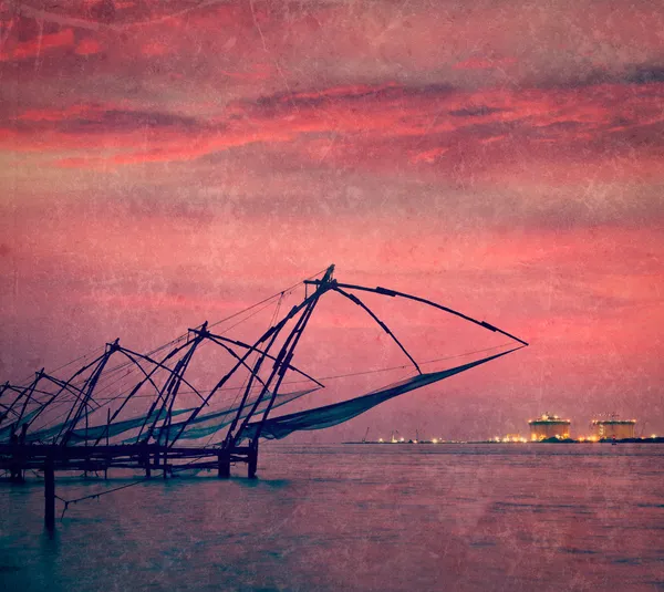 Chinese fishnets op zonsondergang. Kochi, kerala, india — Stockfoto