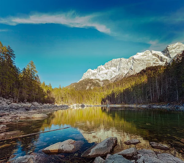 Frillensee lake en zugspitze - de hoogste berg van Duitsland — Stockfoto