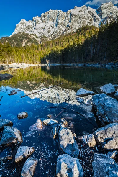 Frillensee lago y Zugspitze - la montaña más alta de Alemania —  Fotos de Stock