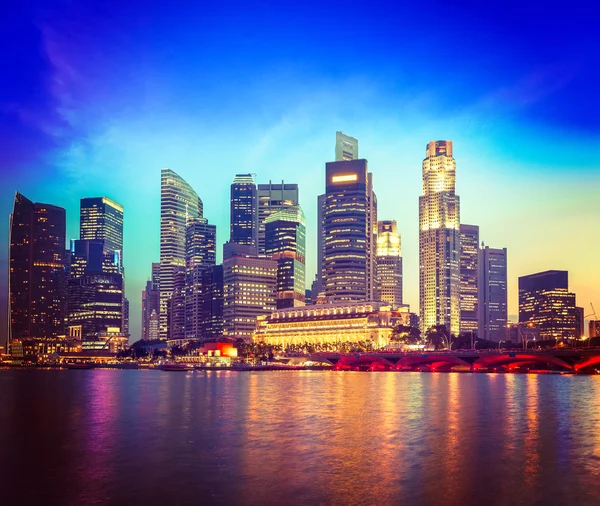 Обрис Сінгапуру й річка у вечорі — стокове фото
