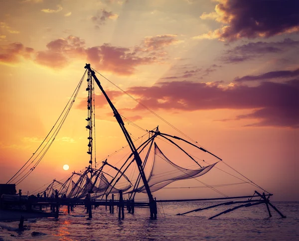 Chinesische Fischernetze bei Sonnenuntergang. kochi, kerala, indien — Stockfoto