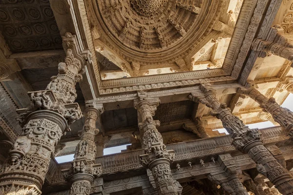 Plafond in ranakpur tempel, rajasthan — Stockfoto