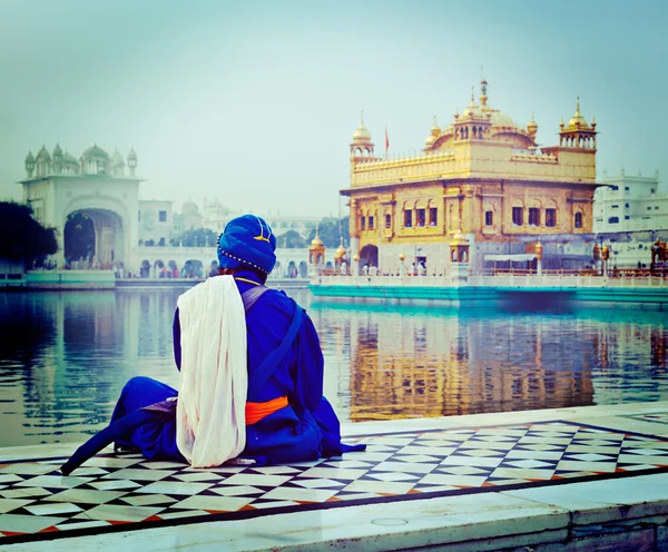 Unidentifiable Seekh Nihang warrior meditating at Sikh temple Harmandir Sahib — Stock Photo, Image