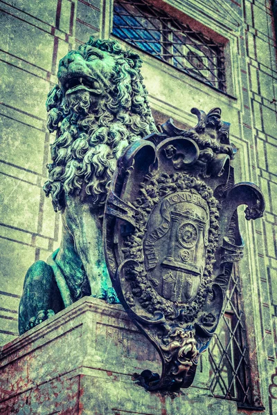 Bavarian lion statue at Munich Residenz palace — Stock Photo, Image