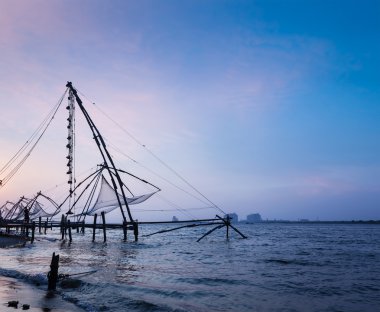 günbatımı üzerinde Çince file çorap. Kochi, kerala, Hindistan