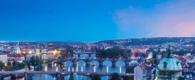 Prag'ın panoramik manzarasını vltava Nehri arasında köprü.