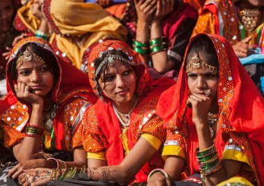 Tanımlanamayan rajasthani Kızlar dans perfomance için hazırlanıyor