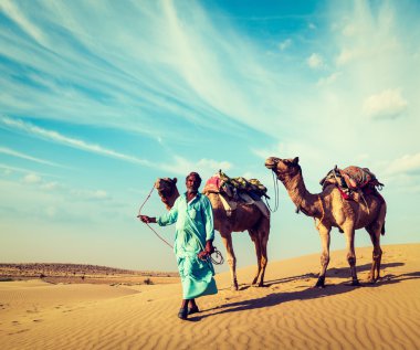 thar çöl dunes içinde deve ile cameleer