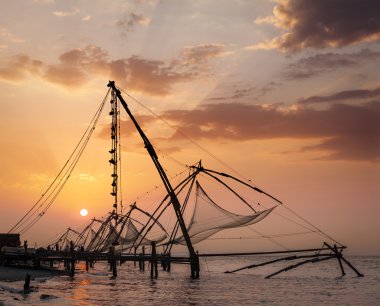 günbatımı üzerinde Çince file çorap. Kochi, kerala, Hindistan