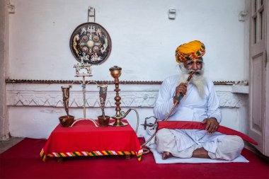 yaşlı Hintli nargile (harcamak) mehrangarh kale sigara içiyor.