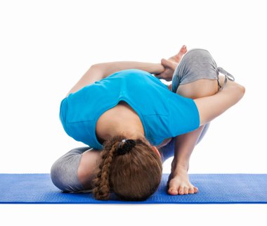 Yoga, meditasyon - yoga asana excerise yaparken genç güzel kadın
