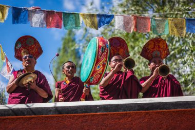 geleneksel müzik aletleri oynamaya Tibet Budist rahipler
