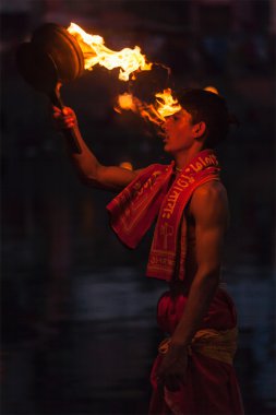 kshipra Nehri kıyısında Aarti pooja töreni gerçekleştirmek Brahman