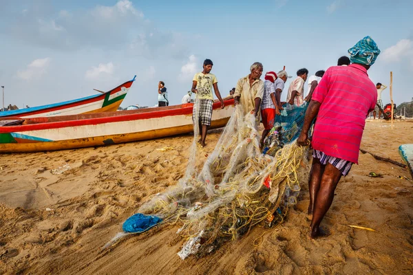 Pescadores indianos arrastando rede de pesca — Fotografia de Stock