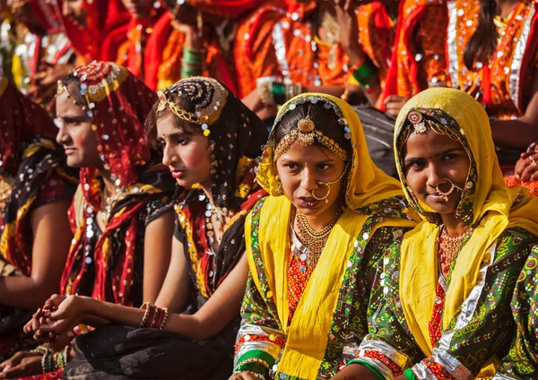 Unidentified Rajasthani girls preparing for dance perfomance — Stock Photo, Image